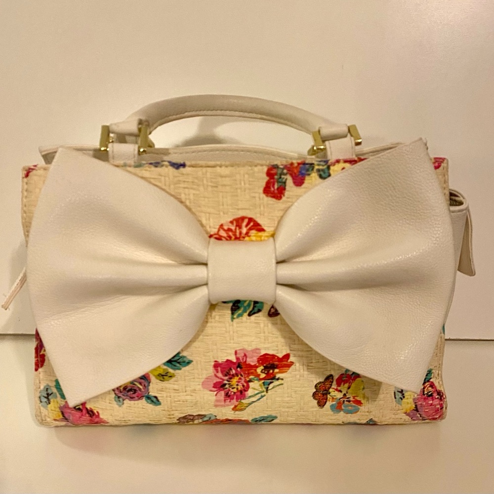 Pre-loved Betsey Johnson summer handbag! Off-white floral straw purse!